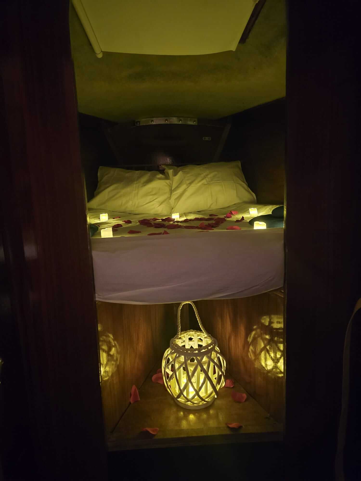 Momento íntimo en velero privado Barcelona — experiencia romántica